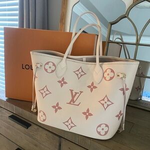 *Limited Edition* Louis Vuitton Neverfull MM
M21579